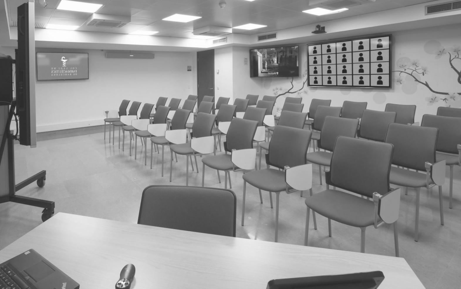 Teamarbeit an Geschäftsstrategie mit Dokumenten und Notizen