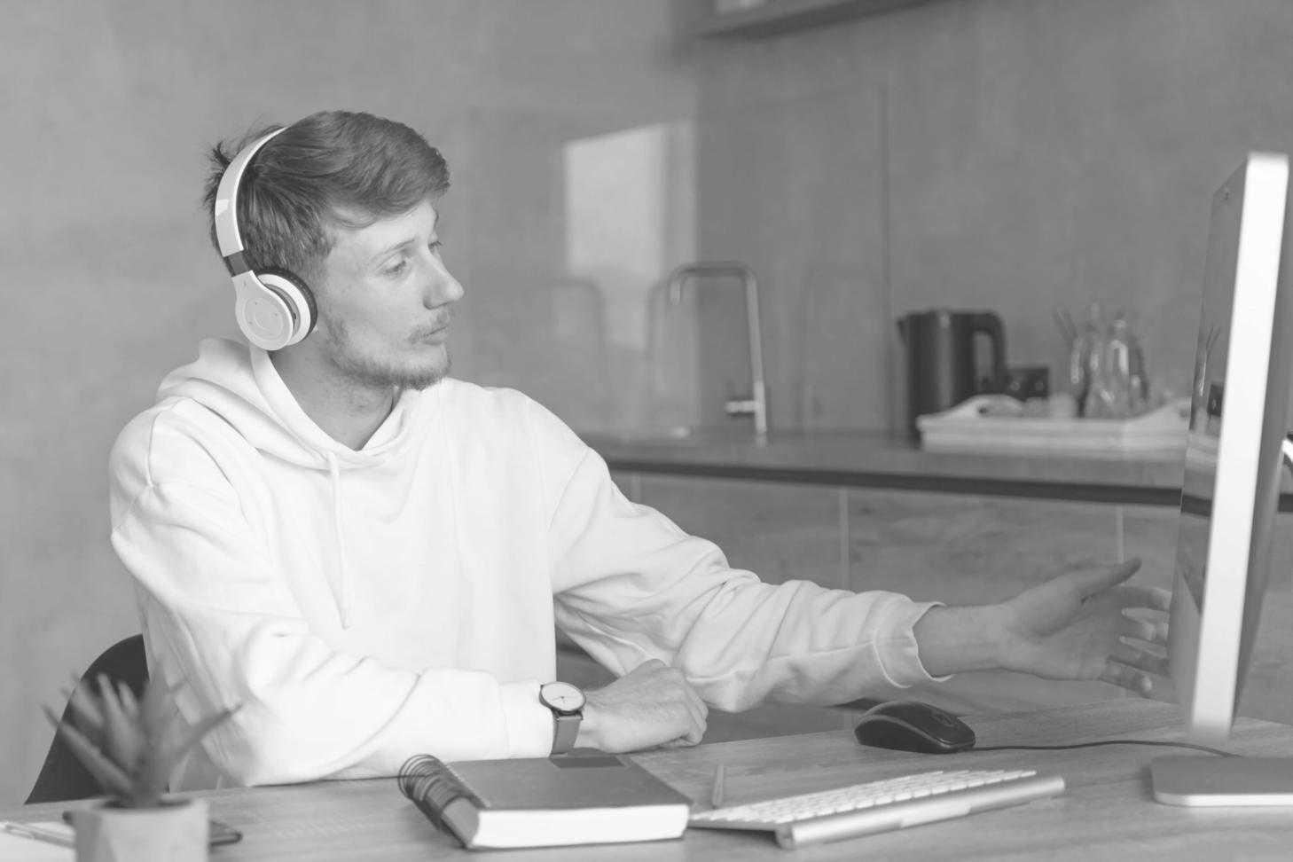 Detailansicht von Finanzberichten und Geschäftsdokumenten