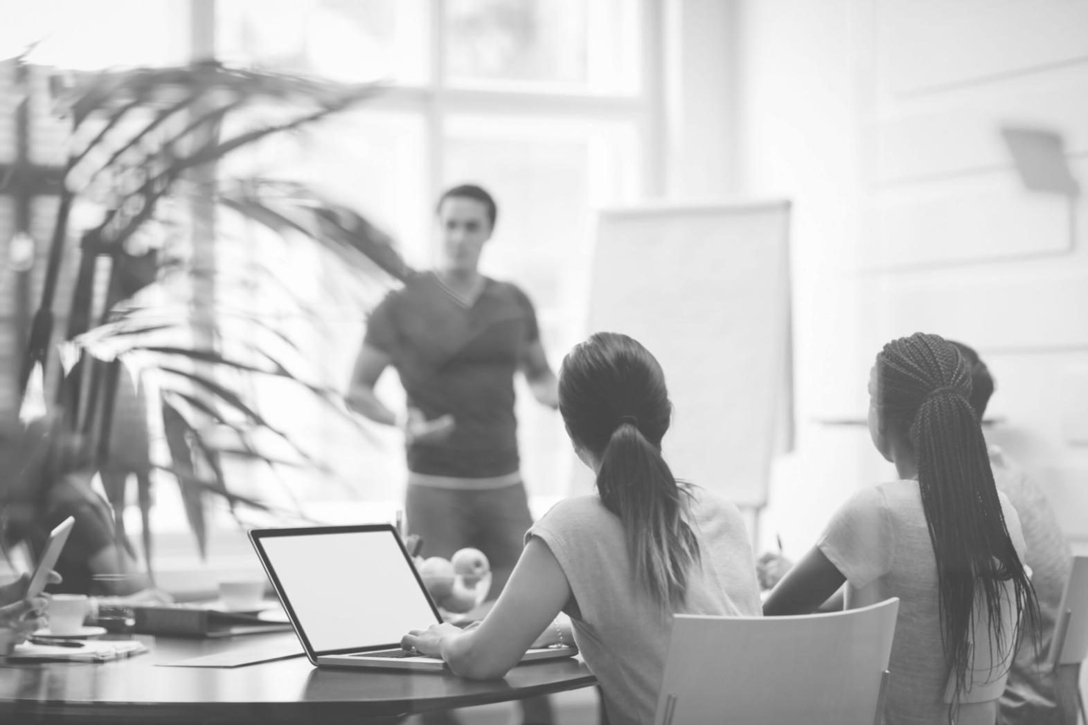 Strategische Planungsunterlagen mit Diagrammen und Kennzahlen