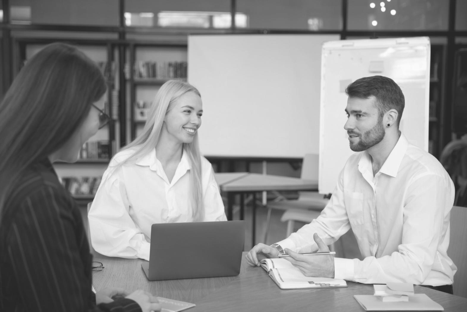 Arbeitssituation bei torenqualia mit Finanzanalysen und Strategiedokumenten