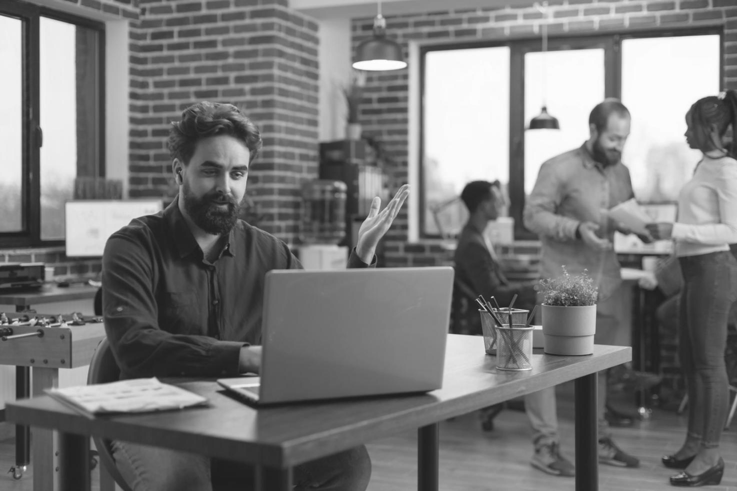 Arbeitsumgebung bei torenqualia mit Notizen und Dokumenten