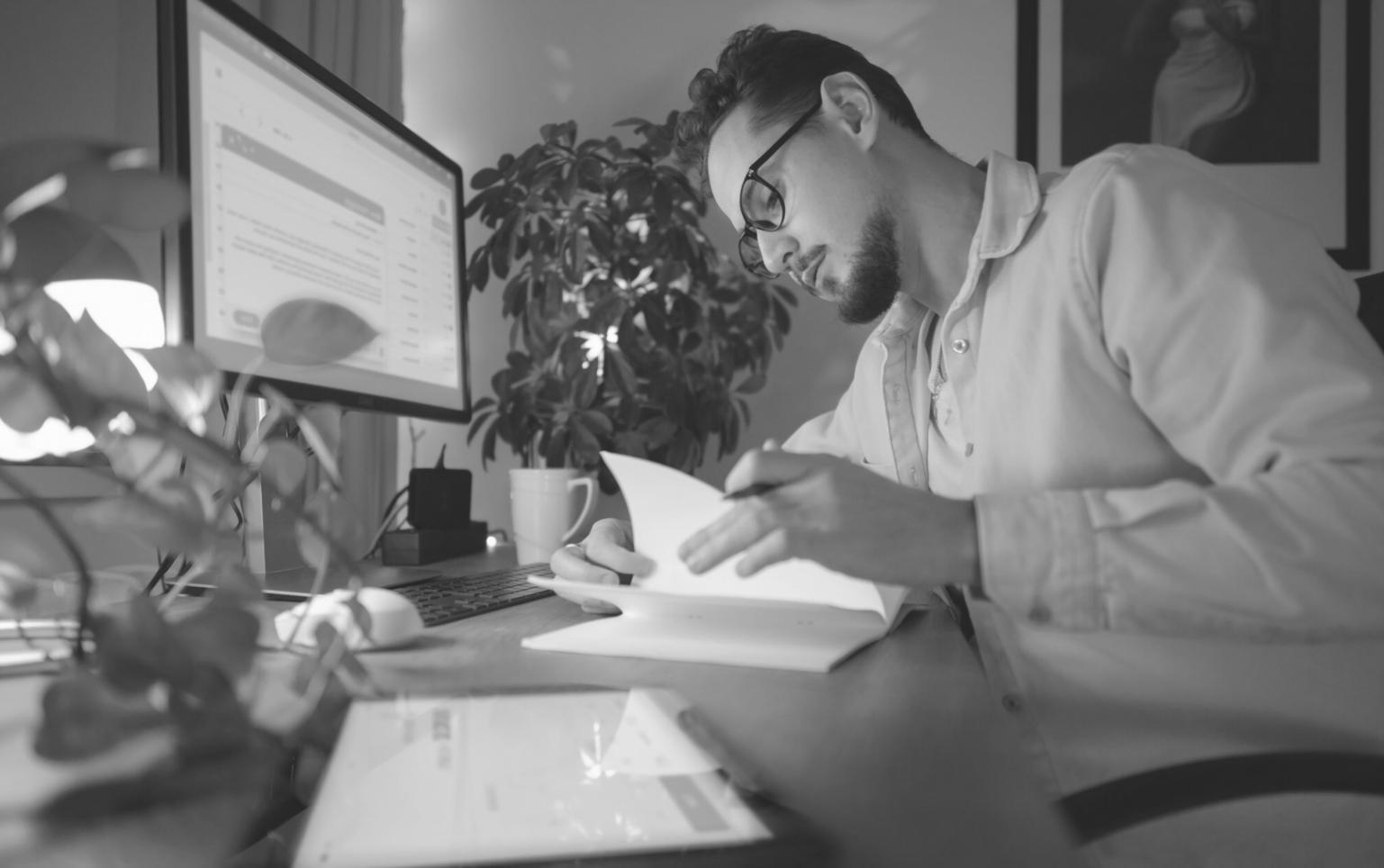 Beratungsgespräch zwischen Mentor und Unternehmerin mit Finanzunterlagen