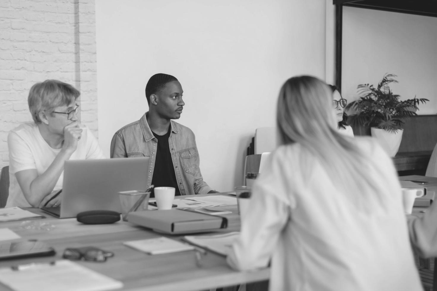 Geschäftsplan und Strategie-Unterlagen auf Schreibtisch