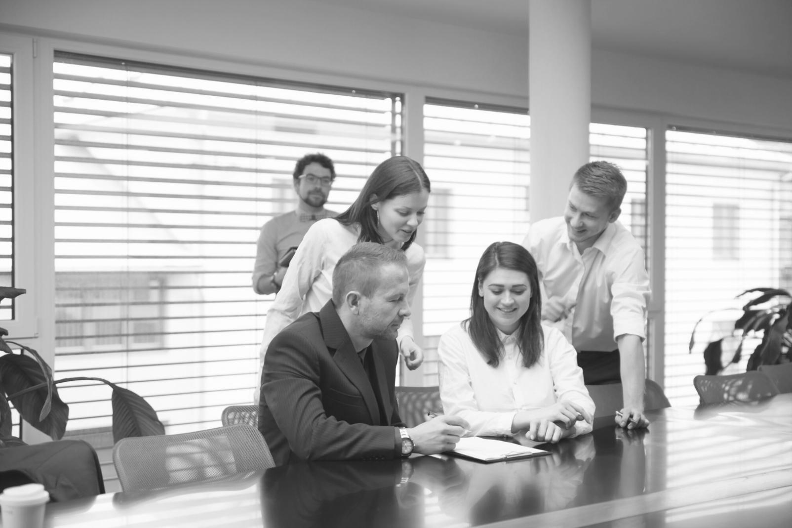 Workshop-Situation mit Finanzpräsentation und Teilnehmern