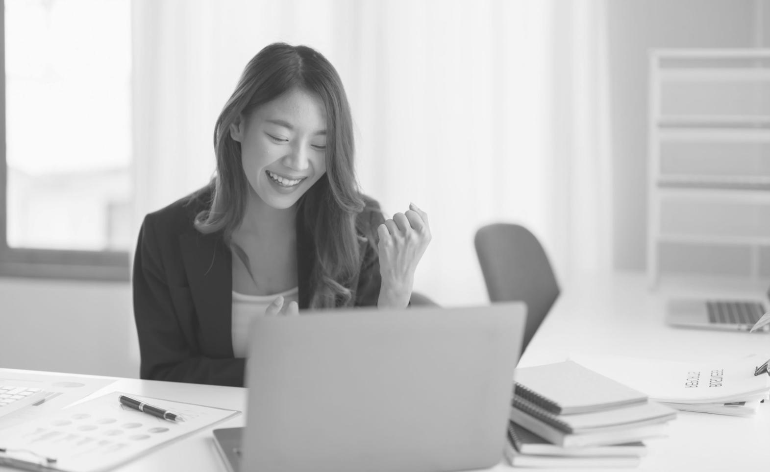 Geschäftsführerin plant Finanzstrategie mit Unterlagen und Laptop